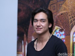 Adipati Dolken Kok Gerah Sih Ditanya Pacar?