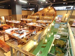 Kalau Mau Makan Ikan di Restoran Ini, Harus Memancing Sendiri