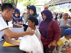 PT KAI Daop 8 Surabaya Berbagi Bingkisan ke Warga Sekitar