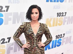 Duh, Demi Lovato Ngaku Bukan Teman Selena Gomez