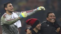 Sejak saat itu, Donnarumma menjadi pilihan utama di bawah mistar gawang Milan. Dia menggusur Lopez yang sebelumnya nomor satu. (Foto: Getty Images Sport)