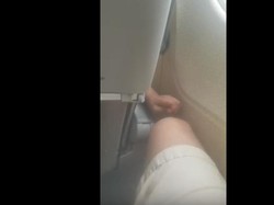 Aduh! Bulu Kaki Dicabut Anak Kecil di Pesawat