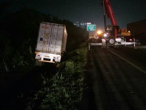 Ada Kecelakaan Truk, Arus Lalu Lintas Tol Karawaci Macet