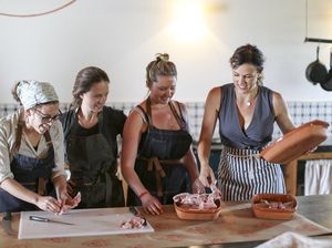 Asyik! Ini Kemah Khusus Buat Wanita yang Mau Belajar Panggang Daging