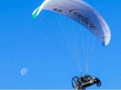 Keren! Pilot Prancis Seberangi Terusan Inggris Pakai Mobil Terbang