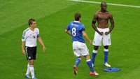 Di semifinal Piala Eropa 2012, Mario Balotelli membawa Italia mengalahkan Jerman 2-1. Pada gol keduanya, ia berselebrasi dengan melepas jersey dan memamerkan ototnya dengan wajah datar, yang viral hingga saat ini. (Foto: Michael Regan/Getty Images)