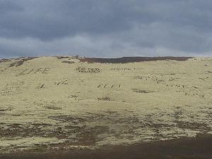 Kelewatan, Traveler Ukir Tulisan Tak Senonoh di Bukit Islandia