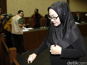 Minta Vonis Ringan, Ratu Atut Terisak Ingat Anaknya Minta Vonis Ringan, Ratu Atut Terisak Ingat Anaknya