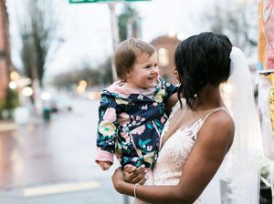 So Sweet! Impian Gadis Kecil Bertemu Putri Raja Akhirnya Terwujud di Trotoar So Sweet! Impian Gadis Kecil Bertemu Putri Raja Akhirnya Terwujud di Trotoar