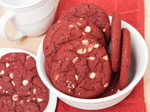 Yuk, Bikin Red Velvet Cookies yang Manis Renyah! Yuk, Bikin Red Velvet Cookies yang Manis Renyah!