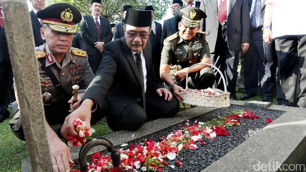 Djarot Tabur Bunga di Makam Pahlawan