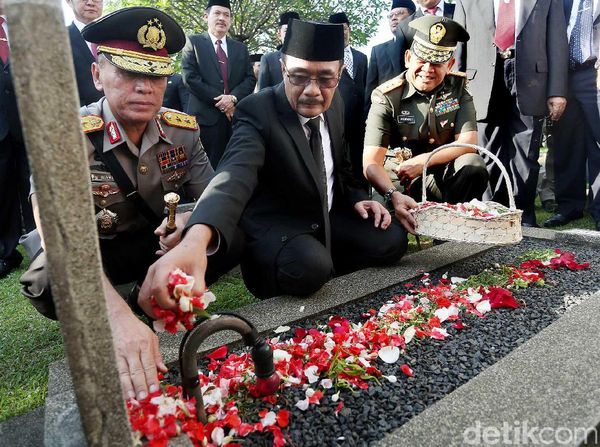 Djarot Tabur Bunga di Makam Pahlawan