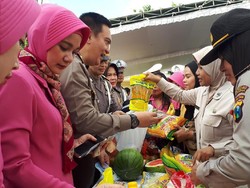 Anggota Polisi Serbu Bazar Ramadan Polrestabes Surabaya
