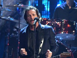 Eddie Vedder Beri Penghormatan Pada Michele Anthony