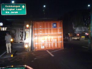 Ada Truk Terguling di Tol Karang Tengah, Lalu Lintas Tersendat