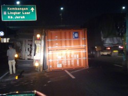 Ada Truk Terguling di Tol Karang Tengah, Lalu Lintas Tersendat