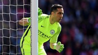 Untuk posisi kiper, City sudah mendatangkan Claudio Bravo pada musim panas 2016. Kiper Chile itu ditebus 15 juta pound sterling dari Barcelona. (Shaun Botterill/Getty Images)