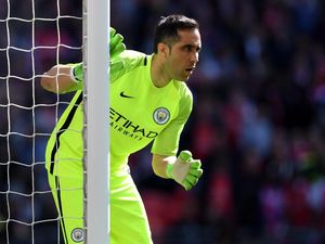 Claudio Bravo Masih Menepi Saat Chile Hadapi Kamerun Claudio Bravo Masih Menepi Saat Chile Hadapi Kamerun