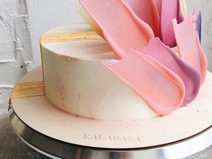 Goresan Kuas pada Cokelat Juga Bisa Jadi Hiasan Kue Trendy