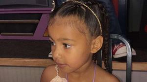 Keren Stylish Ini Gaya Makan North West yang Hobi Makan Es Krim dan Kue