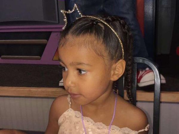 Keren Stylish Ini Gaya Makan North West yang Hobi Makan Es Krim dan Kue