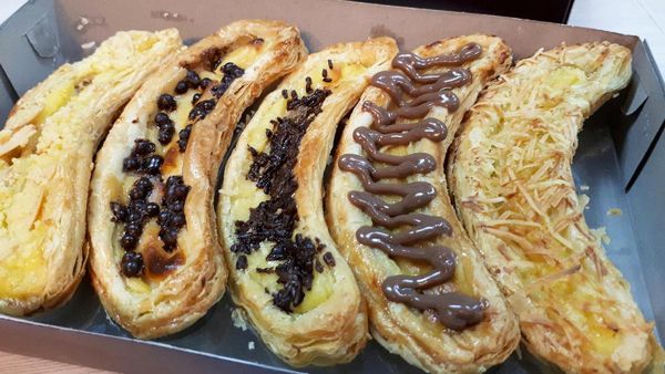Uniknya Pie Bentuk Pisang dengan Topping Cokelat Leleh hingga Isian Daging!