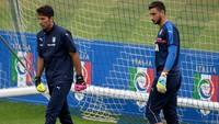 Saat itu, sudah muncul perbandingan antara Donnarumma dengan Gianluigi Buffon, kiper utama Italia. Donnarumma disebut pas jadi penerus Buffon. (Foto: Getty Images Sport)