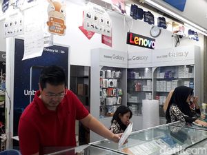 THR Lebaran Cair, Pembeli HP di Roxy Antre