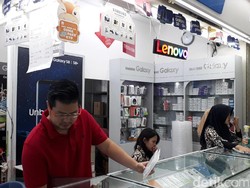 THR Lebaran Cair, Pembeli HP di Roxy Antre