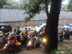 Jam Buka Puasa, Lalin di Lingkar Semanggi Macet Parah