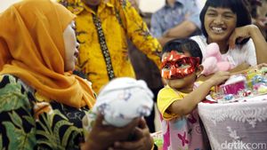 Mensos Temui Keluarga Joni-Isa yang Lahiran di atas Kardus Bekas