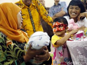 Mensos Temui Keluarga Joni-Isa yang Lahiran di atas Kardus Bekas