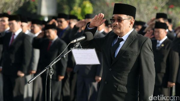 Djarot Pimpin Upacara Penghormatan di TMP Kalibata