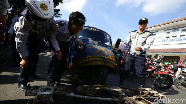 Dua Bemo Diderek Petugas Dishub