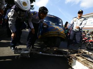 Dua Bemo Diderek Petugas Dishub