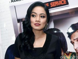Gorgeous Wavy Hair, Titi Kamal Tampil Menawan