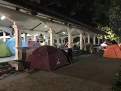 Iktikaf di Masjid PT DI, Jemaah Meluber hingga Gelar Tenda Kemah