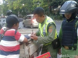 Tiap Hari, Satpol PP Solo Tangkap Belasan PKL Jasa Penukaran Uang