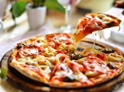 Tanpa Oven atau Microwave, Ini Cara Tepat Memanaskan Pizza yang Hasilnya Enak!