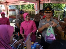 Tekan Harga, Polisi di Jember Jual Sembako Harga Miring
