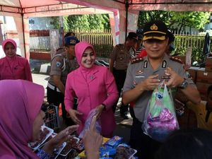 Tekan Harga, Polisi di Jember Jual Sembako Harga Miring Tekan Harga, Polisi di Jember Jual Sembako Harga Miring