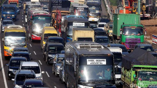 Kendaraan Mengular Panjang di Tol Cikampek