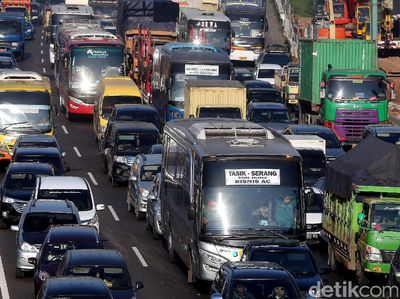 Kendaraan Mengular Panjang di Tol Cikampek