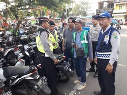 Polisi Tertibkan Parkir Jalanan yang Menjamur di Malang