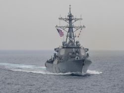 Tegang! Helikopter Militer Iran Usir Kapal Perang AS di Teluk Oman