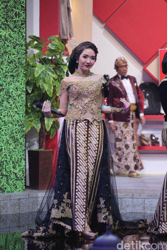 Ayu Tenan! Gisel Cantik Berkebaya