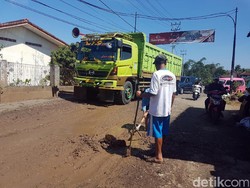 Jalan Alternatif di Sukabumi Rusak, Kendaraan Terjebak Kubangan Lumpur