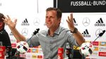 Kompany dan Manajer serta Pesepakbola Lain yang Serius di Akademi
