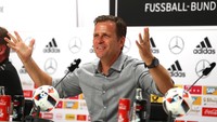 Pemain timnas Jerman, Oliver Bierhoff, merupakan sarjana ekonomi dari FernUniversität Hagen.(Hassenstein/Getty Images)