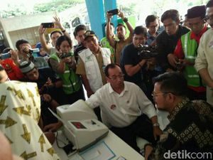 Pantau Posko Mudik, Menhub dan Gubernur Sulsel Cek Tensi Darah